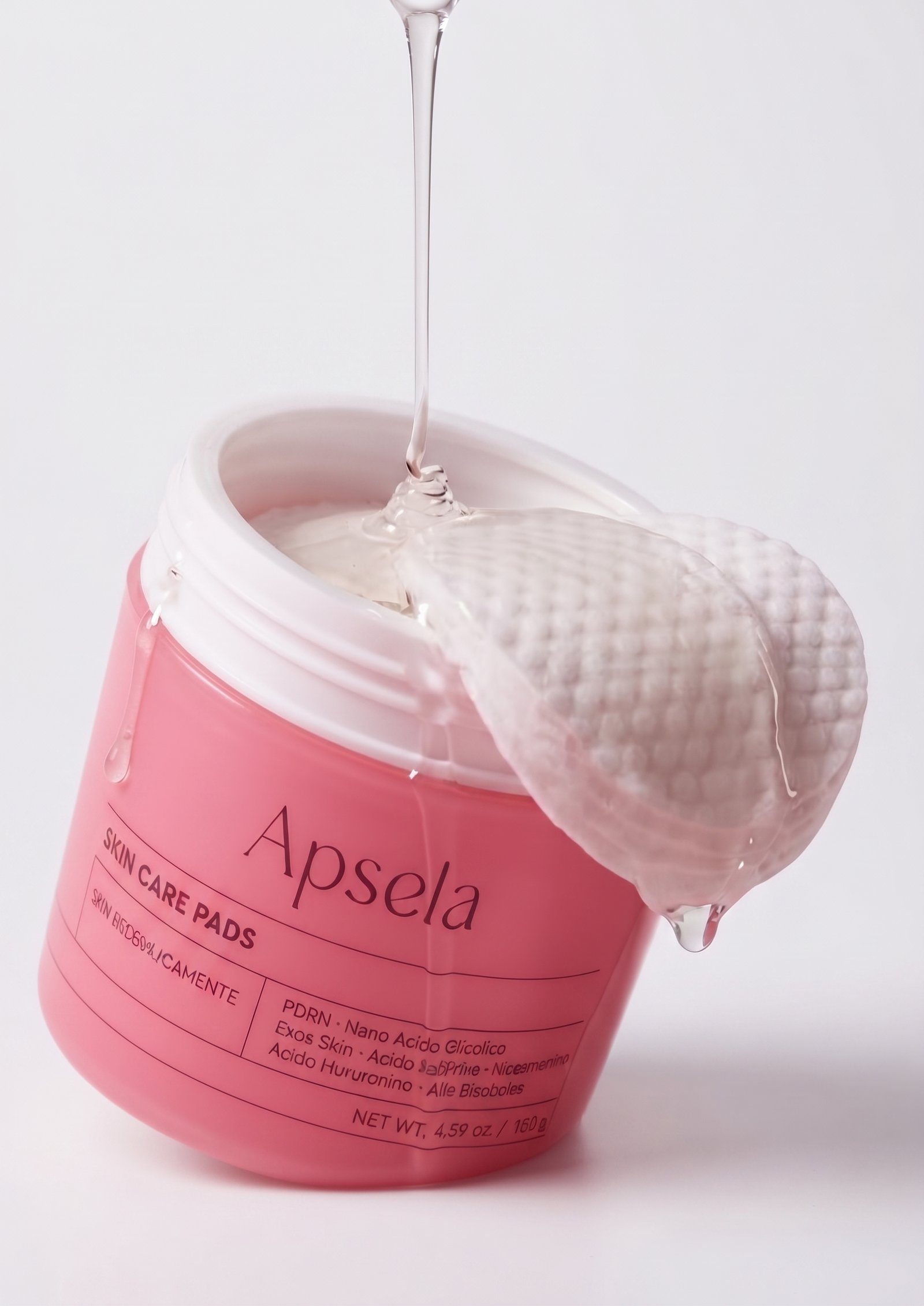 Pote Apsela com pad sendo imerso em sérum, textura do produto